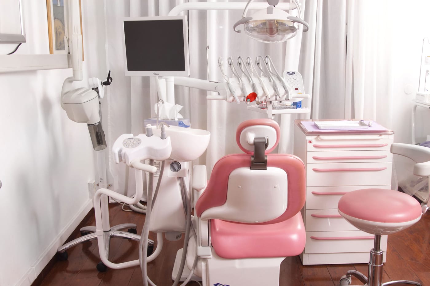 Una seconda sala di cura dello studio di Roma, con la poltrona rosa